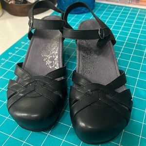Aetrex black closed toe wedge
